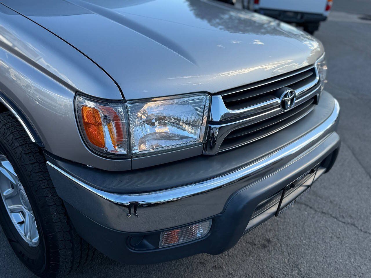 Used 2002 Toyota 4Runner SR5 AWD/4WD image 25