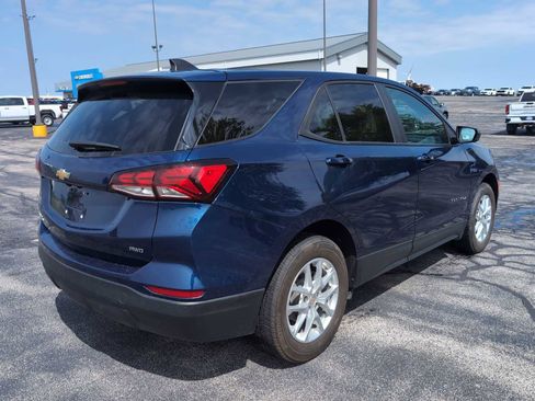 Used 2022 Chevrolet Equinox LS w/ LS Convenience Package AWD/4WD image 3