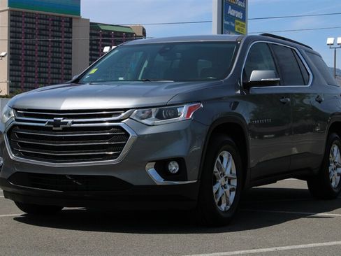 Used 2020 Chevrolet Traverse LT w/ Driver Confidence II Package AWD/4WD image 3