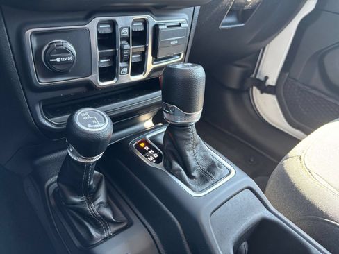 Used 2025 Jeep Wrangler Unlimited Sahara AWD/4WD image 39