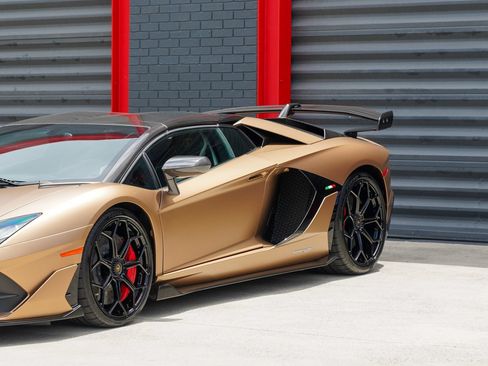 Used 2020 Lamborghini Aventador SVJ AWD/4WD image 19