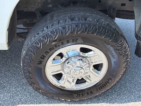 Used 2024 RAM 2500 Tradesman w/ Chrome Appearance Group AWD/4WD image 12
