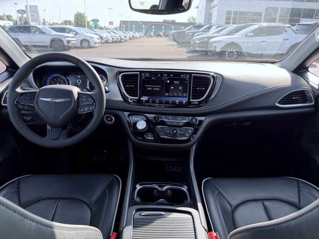Certified 2025 Chrysler Pacifica Limited FWD image 36