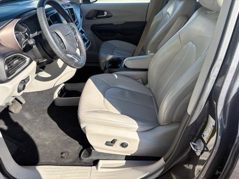 Used 2021 Chrysler Voyager Lxi image 3