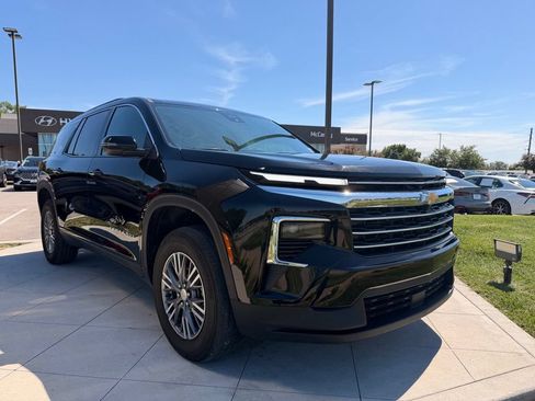 Used 2025 Chevrolet Traverse LT FWD image 12