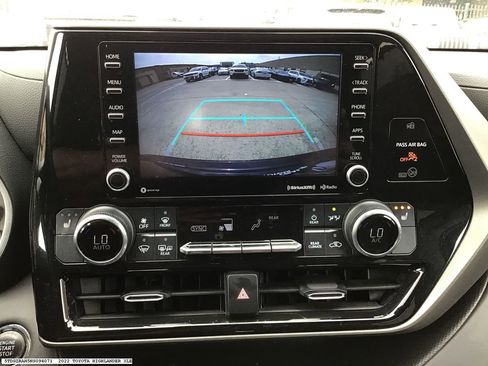 Used 2022 Toyota Highlander XLE FWD image 9