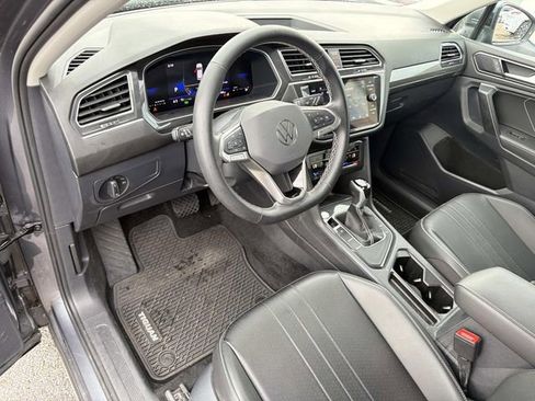 Used 2024 Volkswagen Tiguan SE w/ Panoramic Sunroof Package FWD image 24