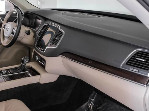Used 2019 Volvo XC90 T5 Momentum image 12