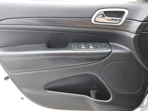 Used 2019 Jeep Grand Cherokee Laredo image 25