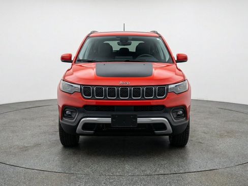 Used 2025 Jeep Compass Trailhawk AWD/4WD image 2