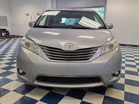 Used 2013 Toyota Sienna XLE w/ Premium Pkg FWD image 2
