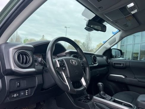 Used 2021 Toyota Tacoma SR5 w/ Trail Edition image 12