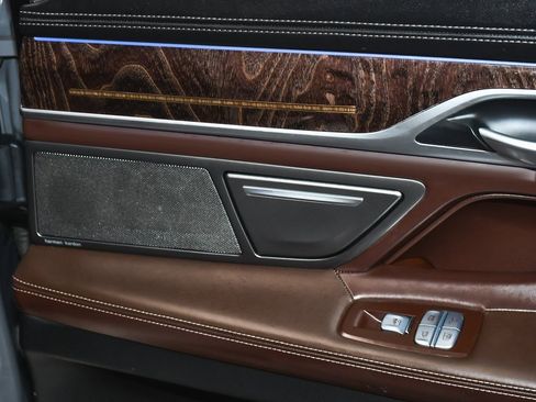 Used 2022 BMW 750i xDrive w/ Executive Package image 22