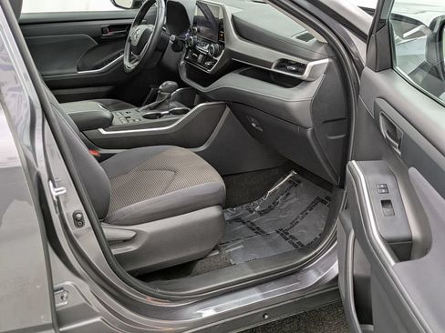 Used 2024 Toyota Highlander LE AWD/4WD image 19