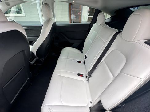 Used 2023 Tesla Model Y Performance image 14