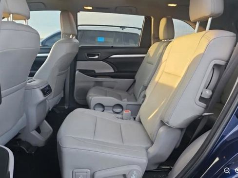 Used 2016 Toyota Highlander XLE image 11