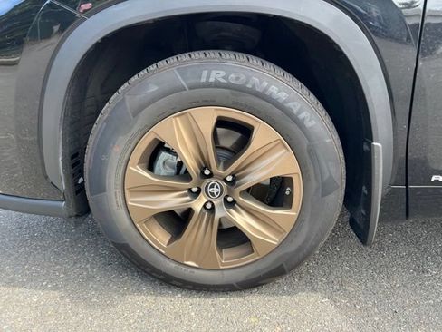 Used 2023 Toyota Highlander Bronze Edition AWD/4WD image 10