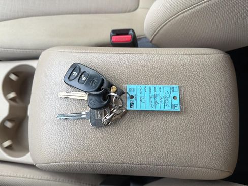 Used 2011 Hyundai Santa Fe GLS image 17