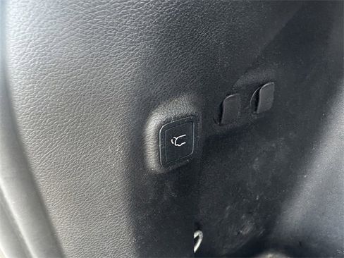 Certified 2019 Jeep Cherokee Limited image 18