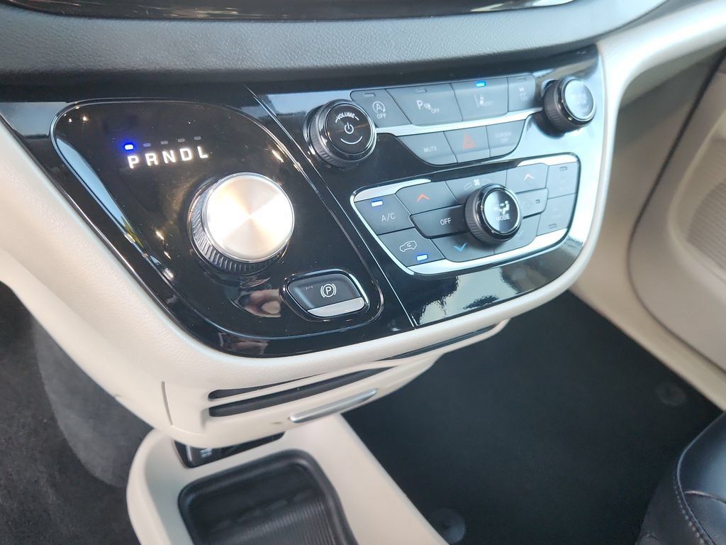 Used 2024 Chrysler Pacifica Touring-L FWD image 22