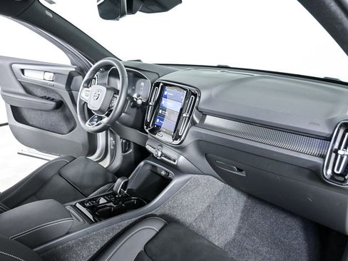 Certified 2025 Volvo XC40 B5 Plus image 25