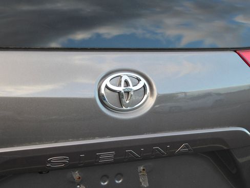 Used 2011 Toyota Sienna LE image 39