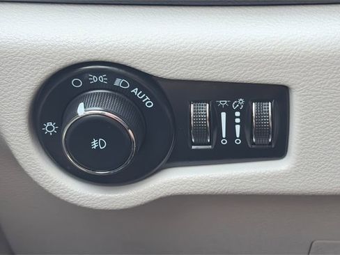 Used 2023 Chrysler Pacifica Touring-L FWD image 62