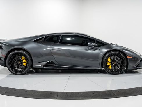Used 2023 Lamborghini Huracan EVO RWD image 2