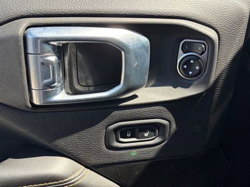 Used 2025 Jeep Wrangler Unlimited Sahara AWD/4WD image 5