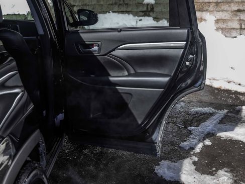 Used 2018 Toyota Highlander SE image 16