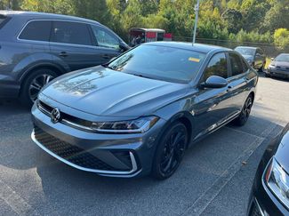 Used 2025 Volkswagen Jetta SE image 1