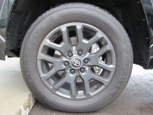 Used 2025 Toyota Tundra Platinum AWD/4WD image 46