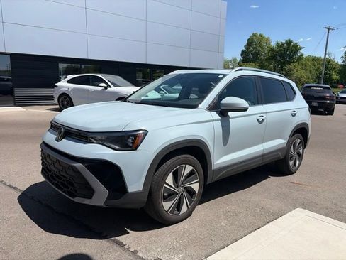 Used 2025 Volkswagen Taos SE w/ Panoramic Sunroof Package AWD/4WD image 6
