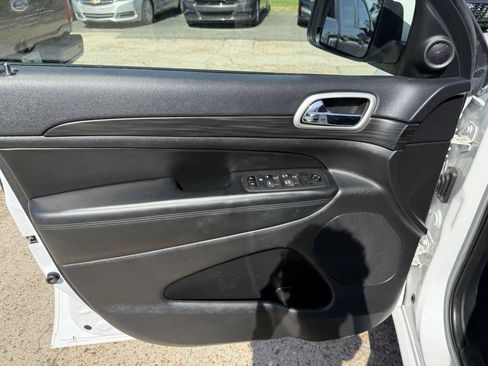 Used 2022 Jeep Grand Cherokee Laredo X AWD/4WD image 12