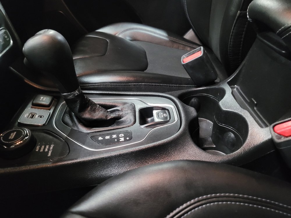 Used 2019 Jeep Cherokee Latitude Plus w/ Cold Weather Group AWD/4WD image 26