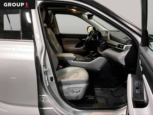 Used 2021 Toyota Highlander XLE AWD/4WD image 9