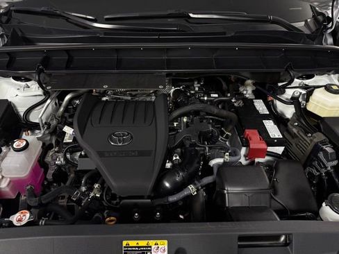 Used 2025 Toyota Highlander XLE FWD image 13