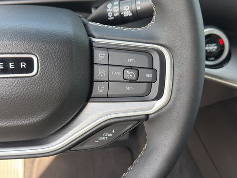 Used 2025 Jeep Wagoneer Series II AWD/4WD image 16