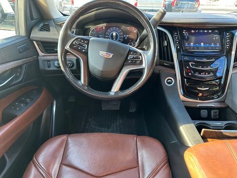 Used 2019 Cadillac Escalade Luxury image 11