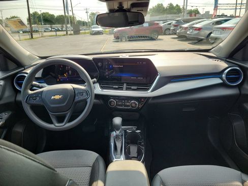 Used 2025 Chevrolet Trax LT FWD image 12