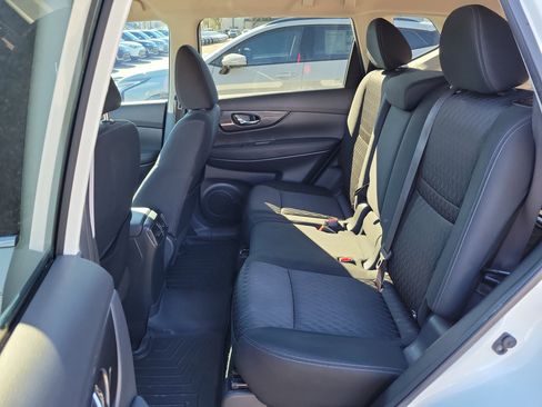 Used 2018 Nissan Rogue SV w/ Premium Package image 15