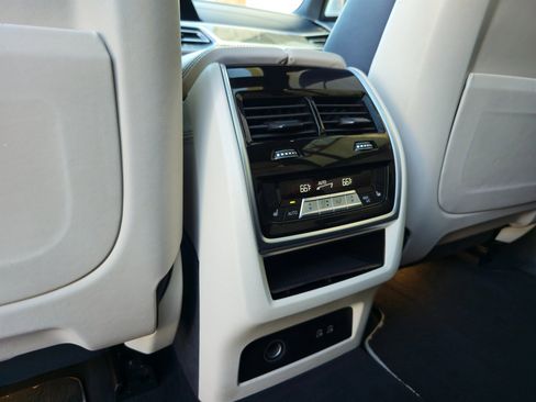 Used 2019 BMW X7 xDrive50i w/ M Sport Package AWD/4WD image 40