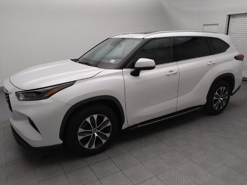 Used 2022 Toyota Highlander XLE FWD image 2