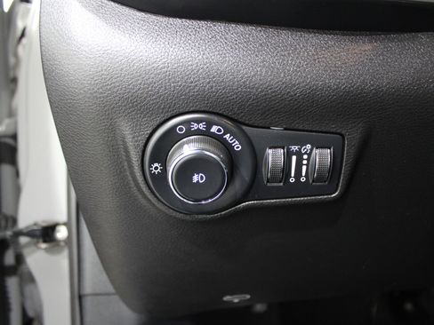 Used 2024 Jeep Compass Latitude image 8