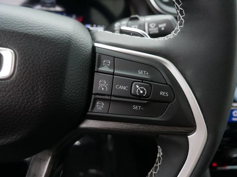 Used 2024 Jeep Grand Cherokee Limited AWD/4WD image 25