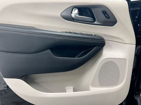 Used 2024 Chrysler Pacifica Touring-L image 20