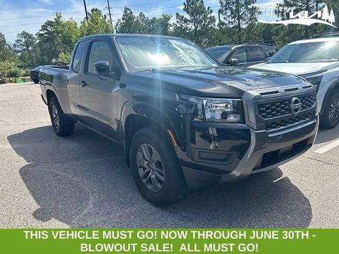 Used 2025 Nissan Frontier SV RWD image 1