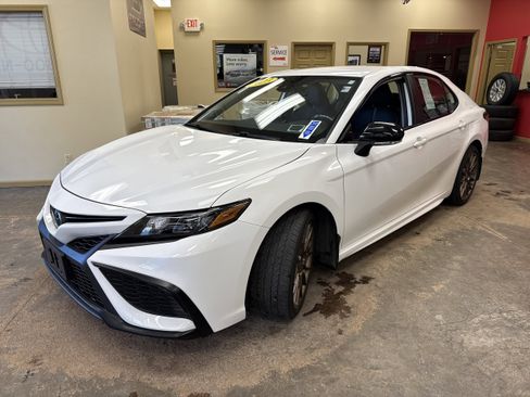 Used 2023 Toyota Camry SE w/ Convenience Package AWD/4WD image 3
