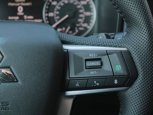 New 2025 Mitsubishi Outlander SE image 17