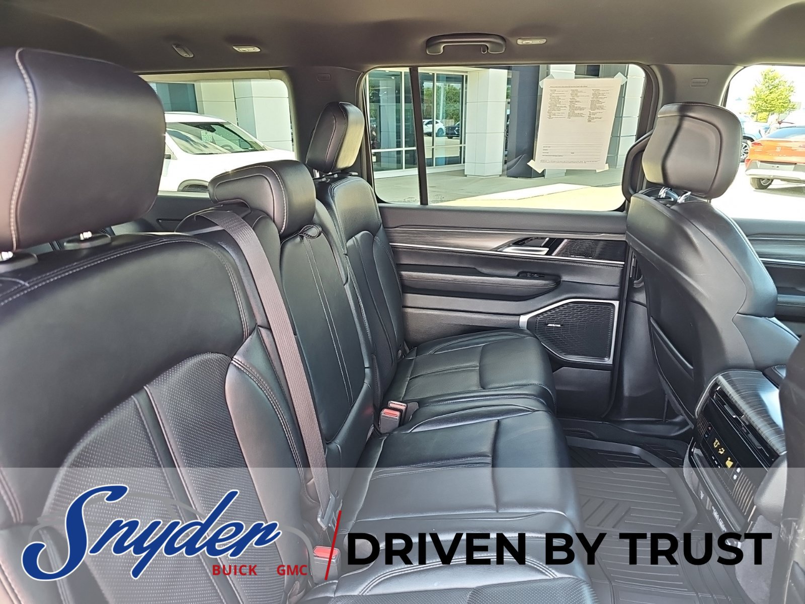 Used 2024 Jeep Wagoneer L Series II w/ Flexible Seating Group AWD/4WD image 31